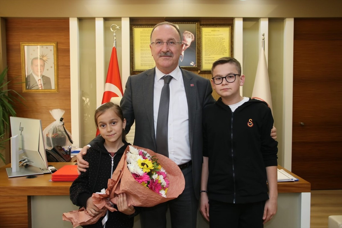 Antalya İl Milli Eğitim Müdürü Mehmet Yasin Eriş, kendisine mektup yazan ilkokul üçüncü sınıf...