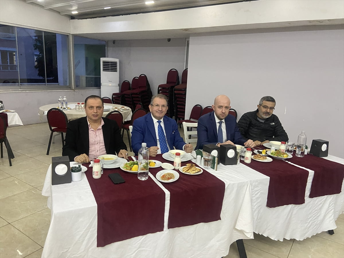 Antalya İl Sağlık Müdürü Behzat Özkan (sol 2), il genelinde görev yapan hastane başhekimleri...