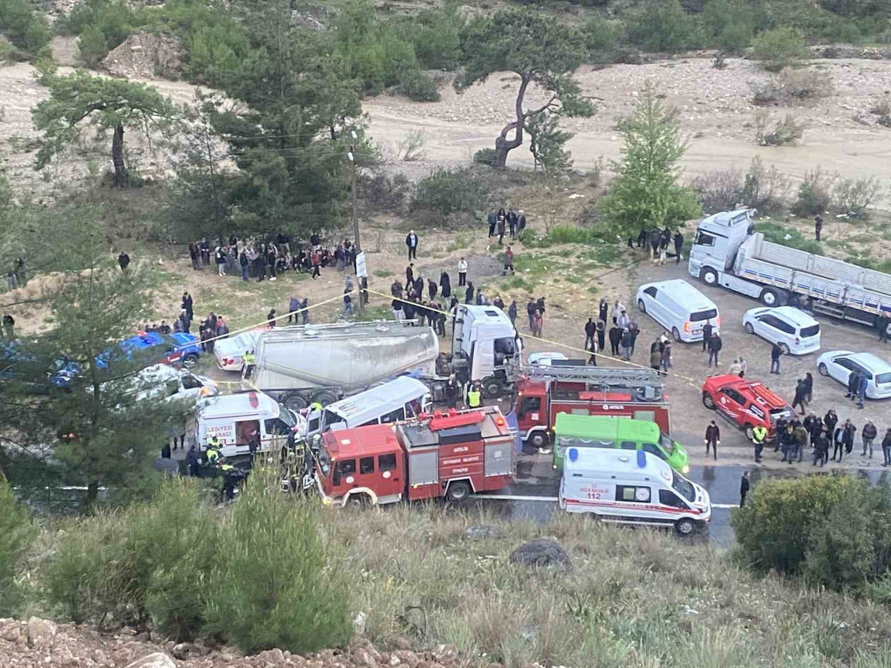 ANTALYA-ISPARTA KARA YOLUNDA MİNİBÜS İLE BETON MİKSERİNİN ÇARPIŞTIĞI VE 7 KİŞİNİN HAYATINI...