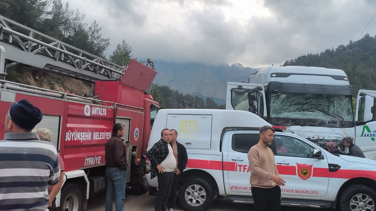 ANTALYA- ISPARTA KARAYOLUNDA MEYDANA GELEN TRAFİK KAZASINDA İLK BELİRLEMELERE GÖRE 7 KİŞİ HAYATINI...