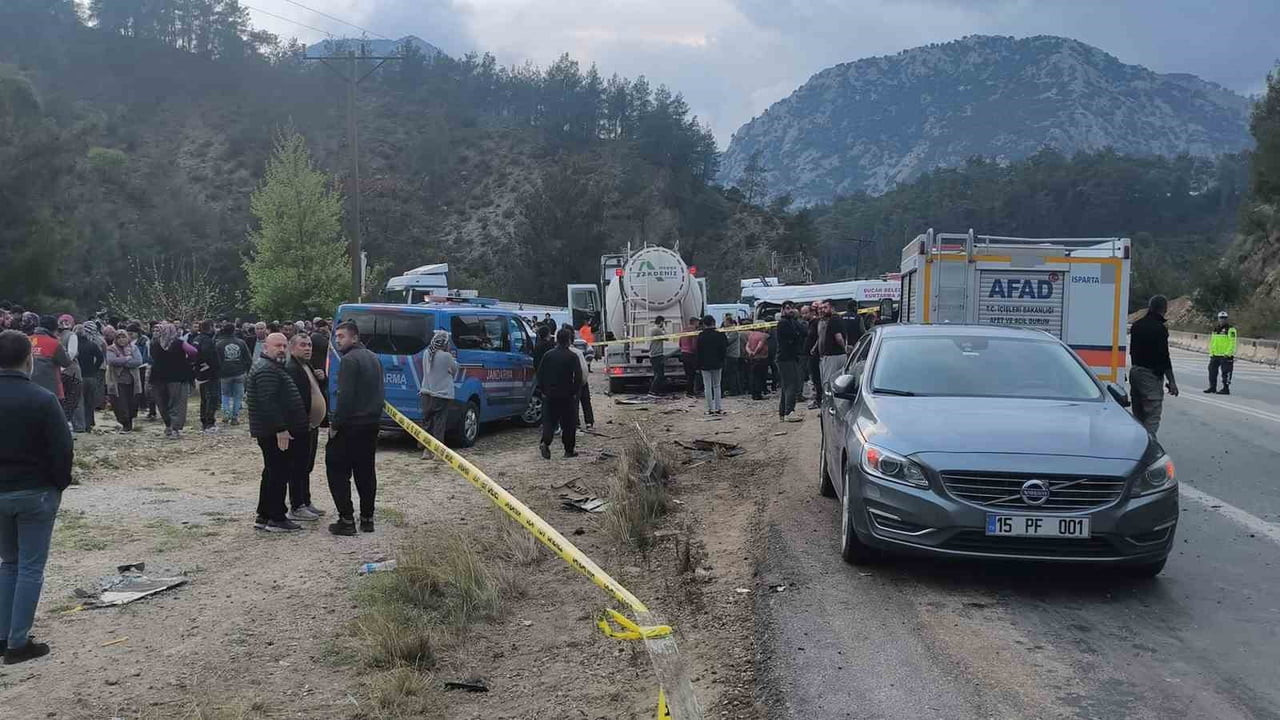 ANTALYA-ISPARTA YOLUNA SERA İŞÇİLERİNİ TAŞIYAN SERVİS ARACI BETON MİKSERİ İLE ÇARPIŞTI: 7 ÖLÜ, 1’İ...