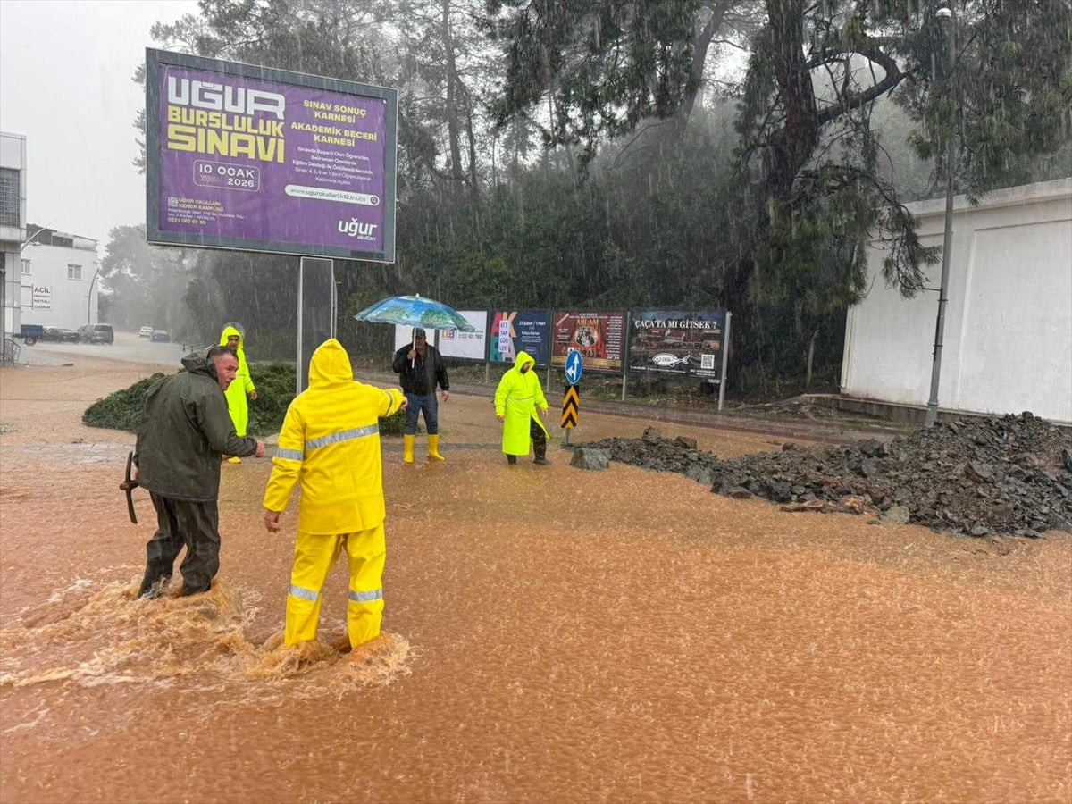 Antalya kent merkezi ve ilçelerinde sağanak nedeniyle sokak, cadde ve bulvarlarda su baskınları...