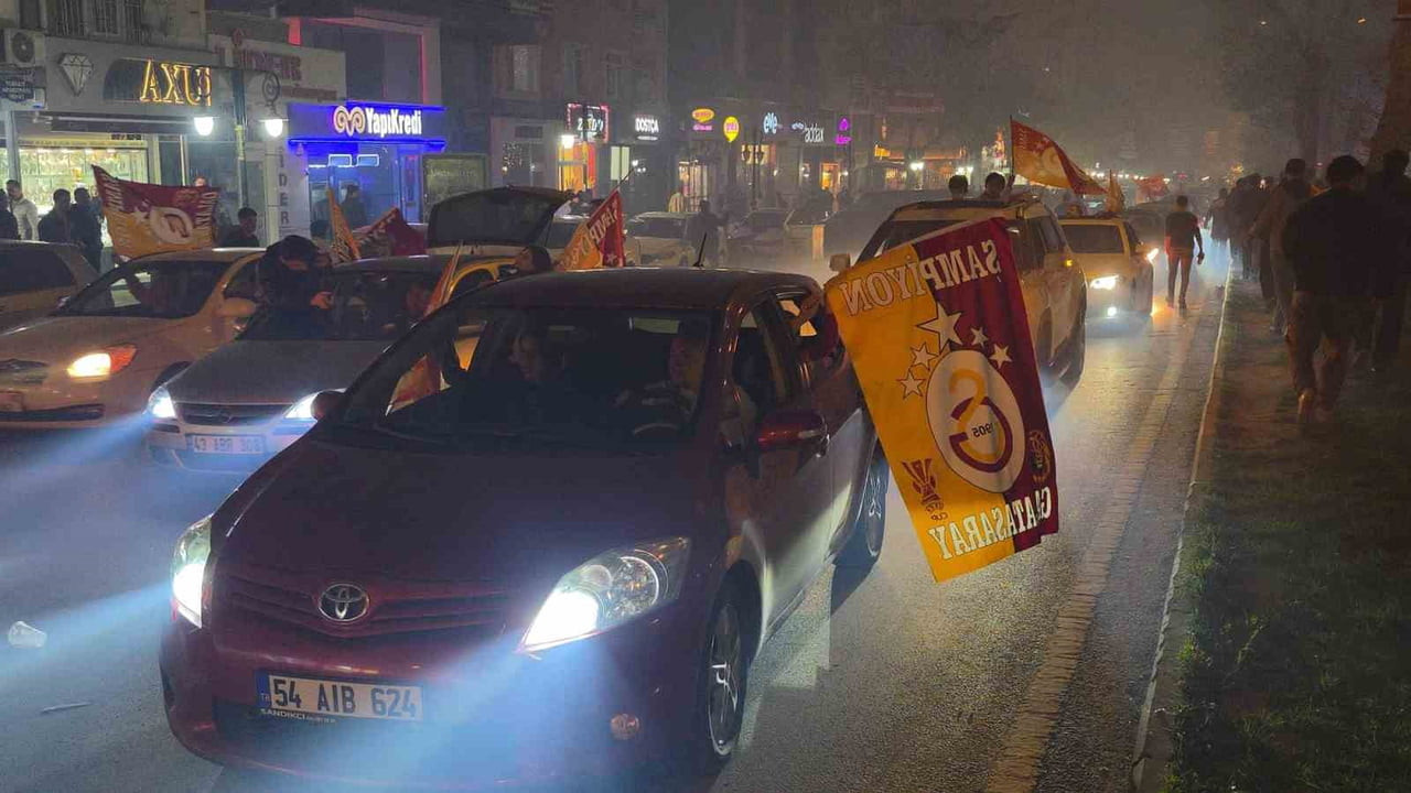 ANTALYA MAÇININ BİTİŞ DÜDÜĞÜNÜN ARDINDAN SARI-KIRMIZILI TARAFTARLAR ATATÜRK BULVARI VE ZAFER...