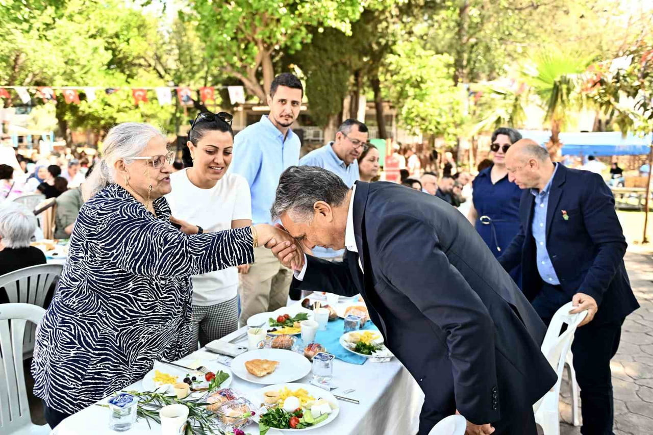 ANTALYA MURATPAŞA BELEDİYE BAŞKANI ÜMİT UYSAL, ANNELER GÜNÜ DOLAYISIYLA DÜZENLENEN KAHVALTI...