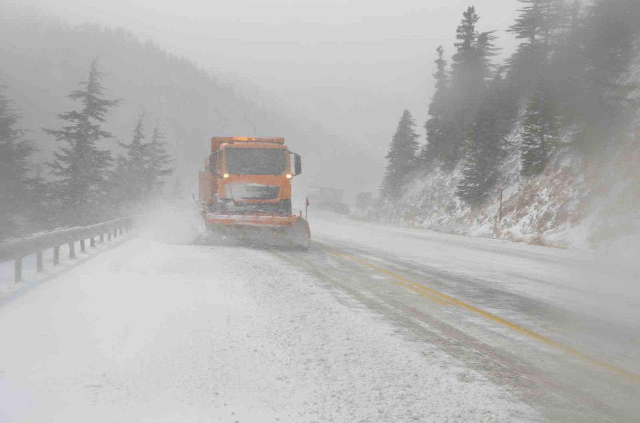 – ANTALYA VE ÇEVRESİNDE ETKİLİ OLAN YAĞMUR, YÜKSEK KESİMLERDE YERİNİ KAR YAĞIŞINA BIRAKTI....