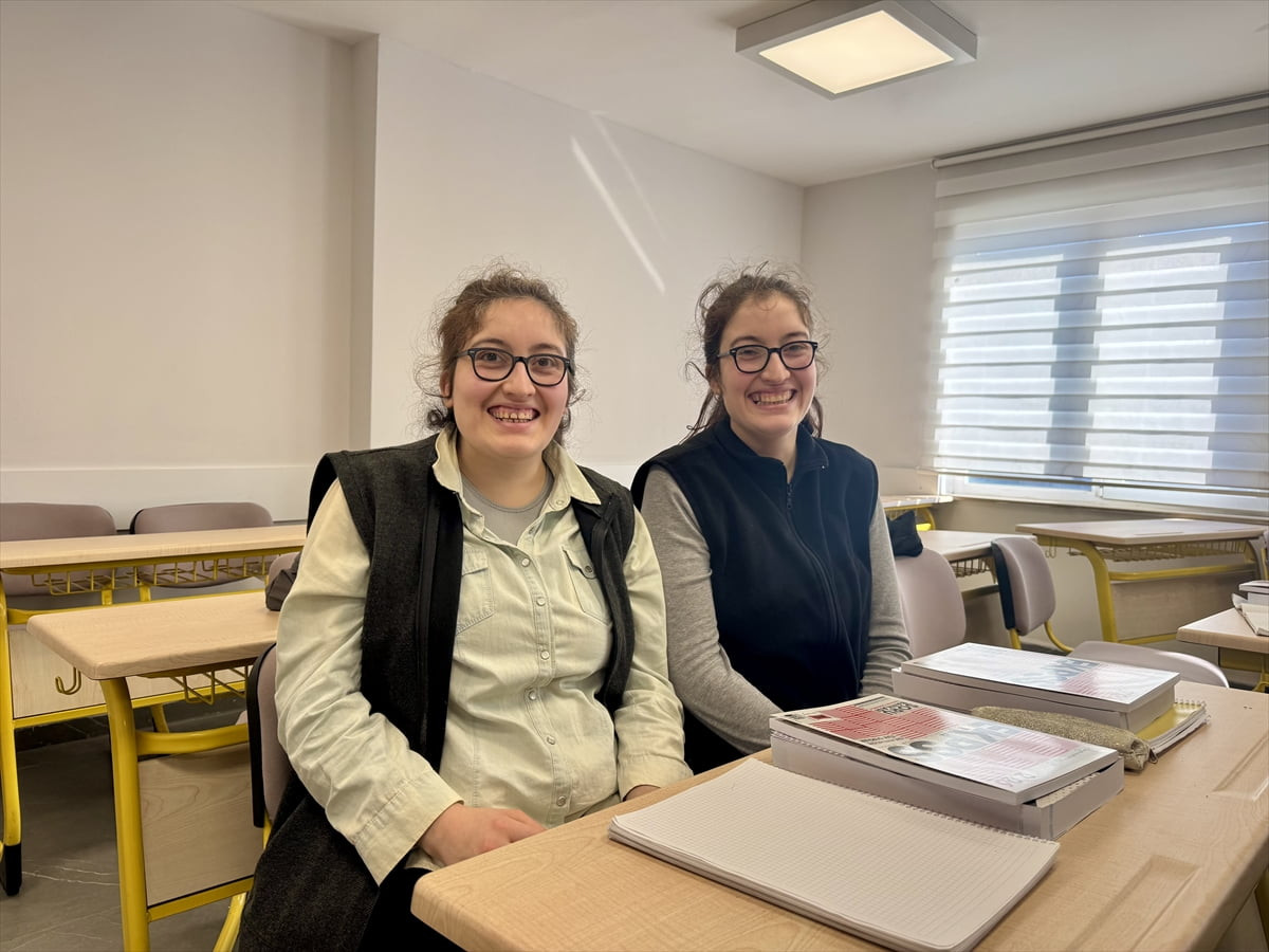 Antalya'da 29 yaşındaki engelli ikiz kardeşler Berfin (sağda) ve Berfu Kavaklıoğlu, 12 yıl boyunca...