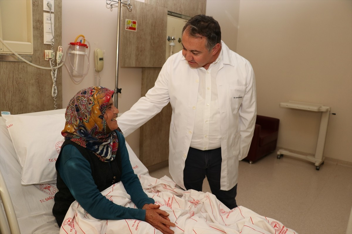 Antalya'da 29 yıldır kronik böbrek yetmezliği çeken 61 yaşındaki Ayşe İnce, organ ve doku nakil...