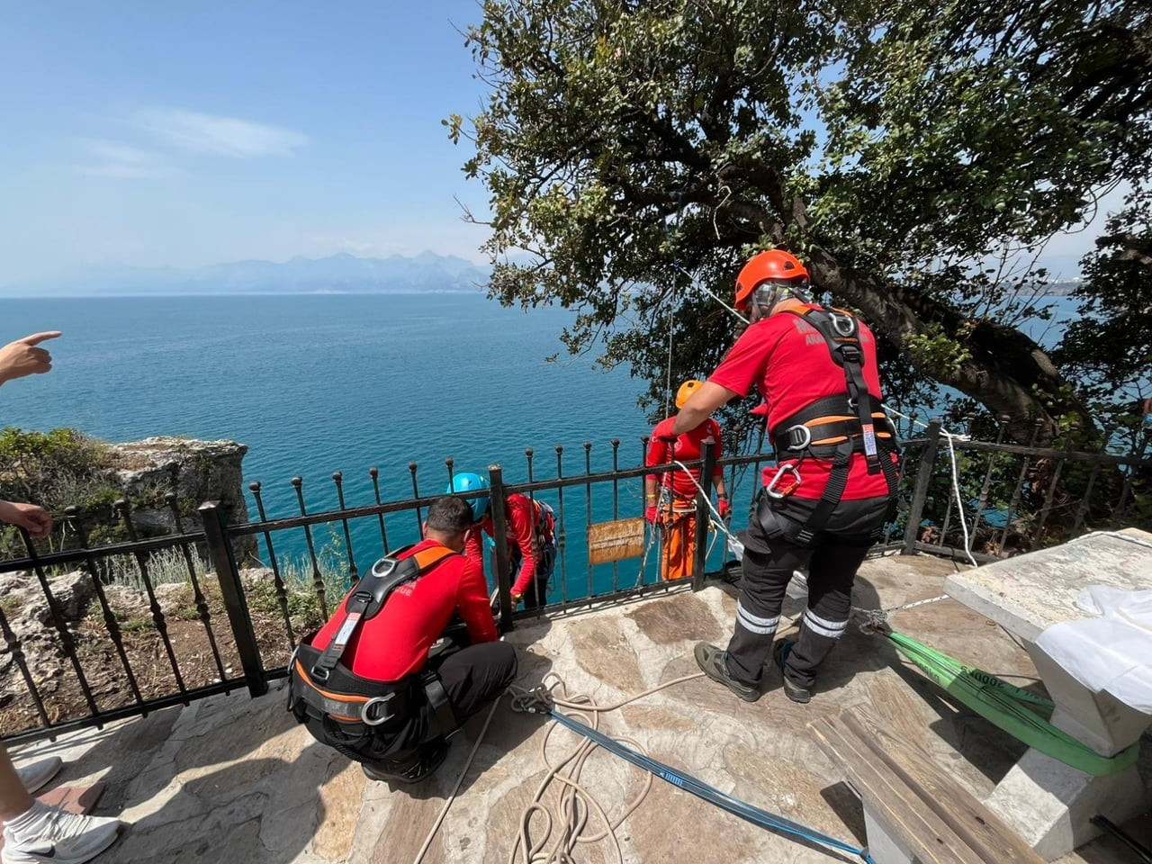 ANTALYA'DA 40 METRELİK FALEZLERDE TEMİZLİK YAPILDI
