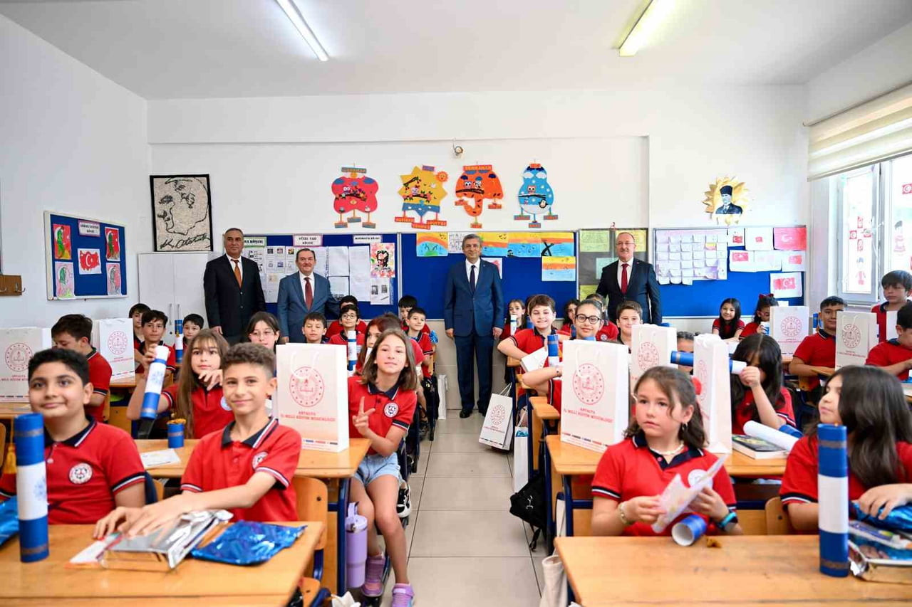 ANTALYA'DA 484 BİN 576 ÖĞRENCİ KARNE HEYECANI YAŞADI. DİLŞAD REFİZADE İLKOKULU'NDA DÜZENLENEN...
