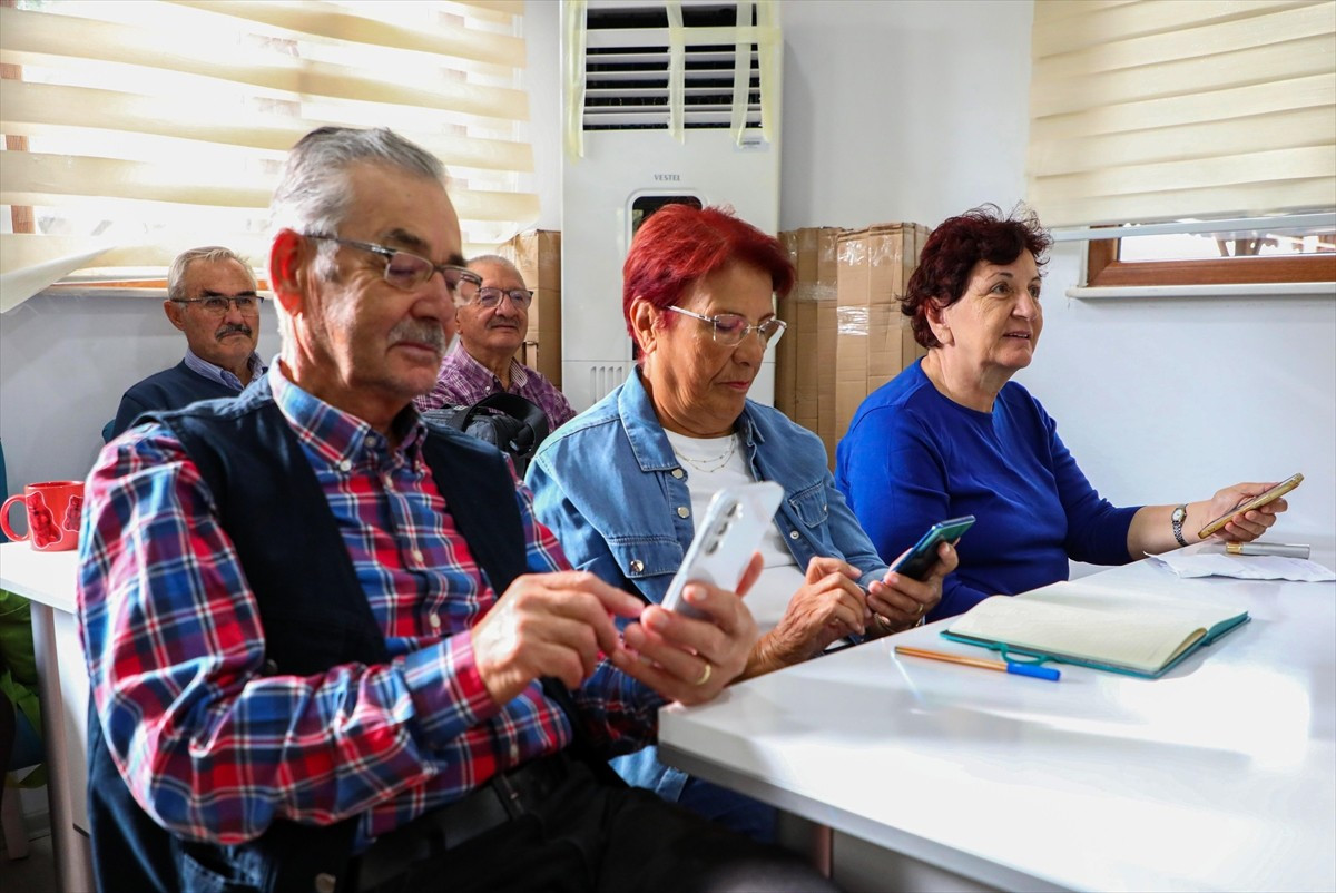 Antalya'da 60 yaş üstündekilere dijital dünyaya katılımlarını sağlamak amacıyla Aktif Yaşlı...