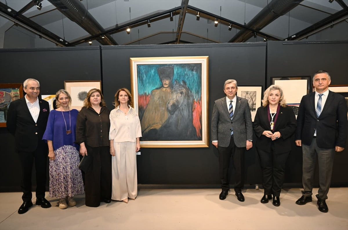 Antalya'da 8 Mart Dünya Kadınlar Günü kapsamında "Cross" (Çapraz) sergisi, kadın sanatçıların...