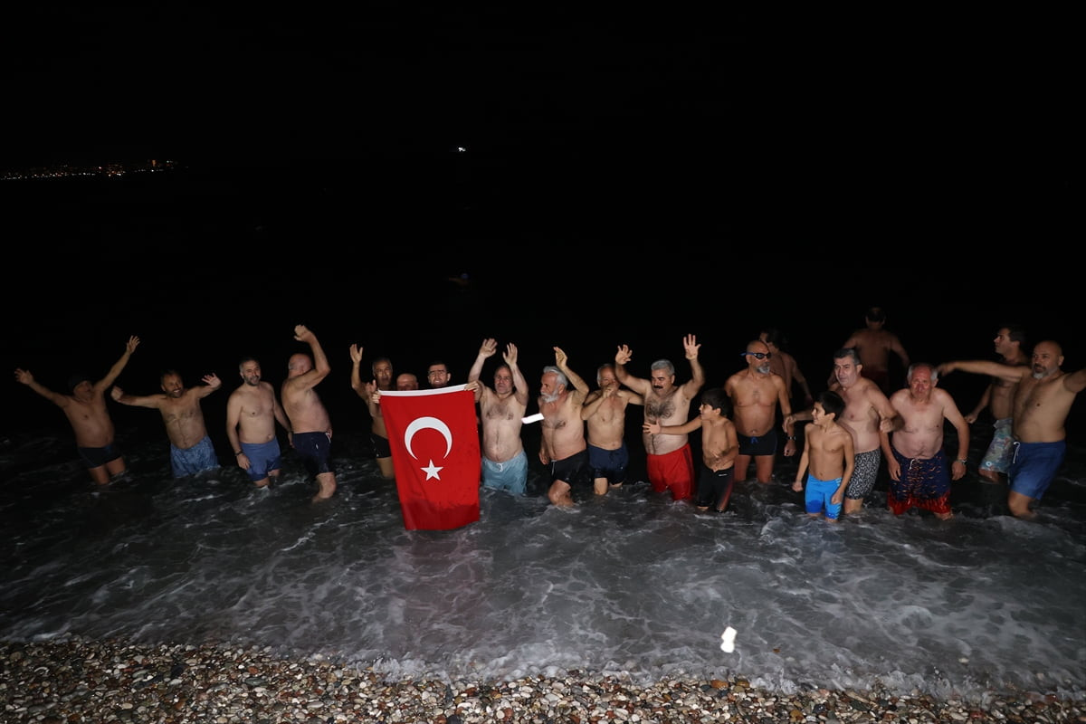 Antalya'da bazı vatandaşlar 2026 yılını Konyaaltı Sahili'nden gece denize girerek...