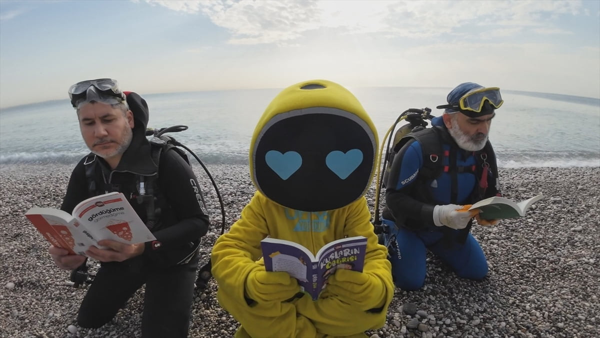 Antalya'da bir grup dalgıç, 13. Ufka Yolculuk Bilgi ve Kültür Yarışması'na dikkati çekmek amacıyla...