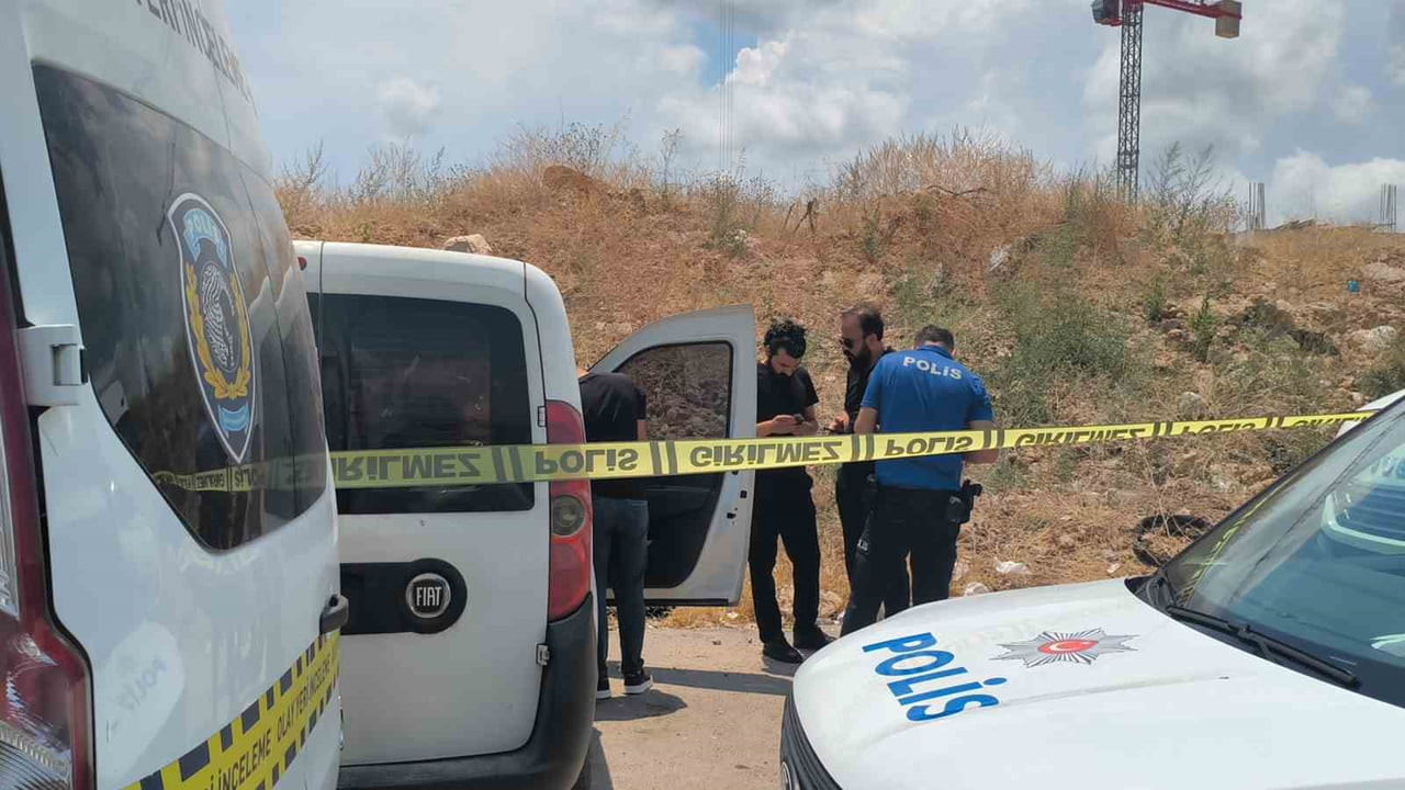 ANTALYA'DA BİR KİŞİ AĞABEYİ İLE TELEFONDA GÖRÜŞEREK HAYATINA SON VERECEĞİNİ SÖYLEDİKTEN SONRA PARK...