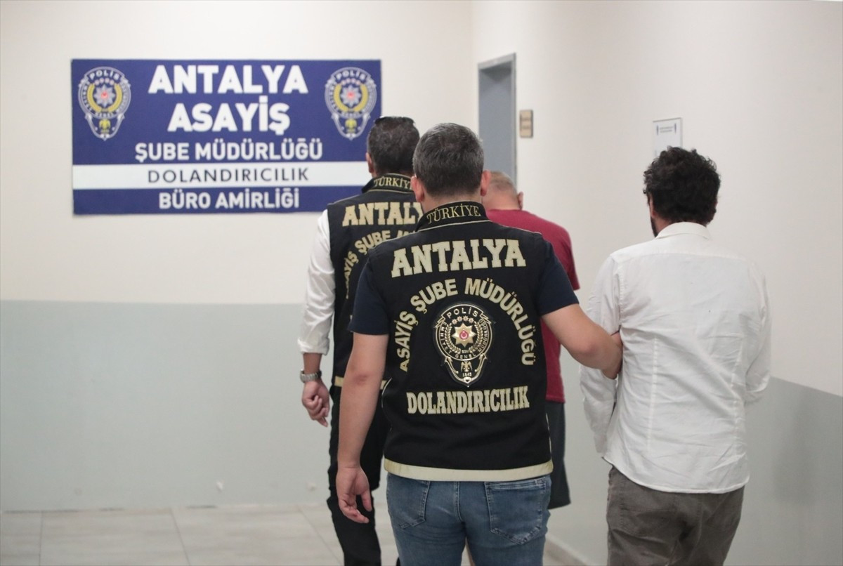Antalya'da bir kuyumcuya sahte altın satarak dolandırıcılık yaptıkları iddiasıyla gözaltına alınan...