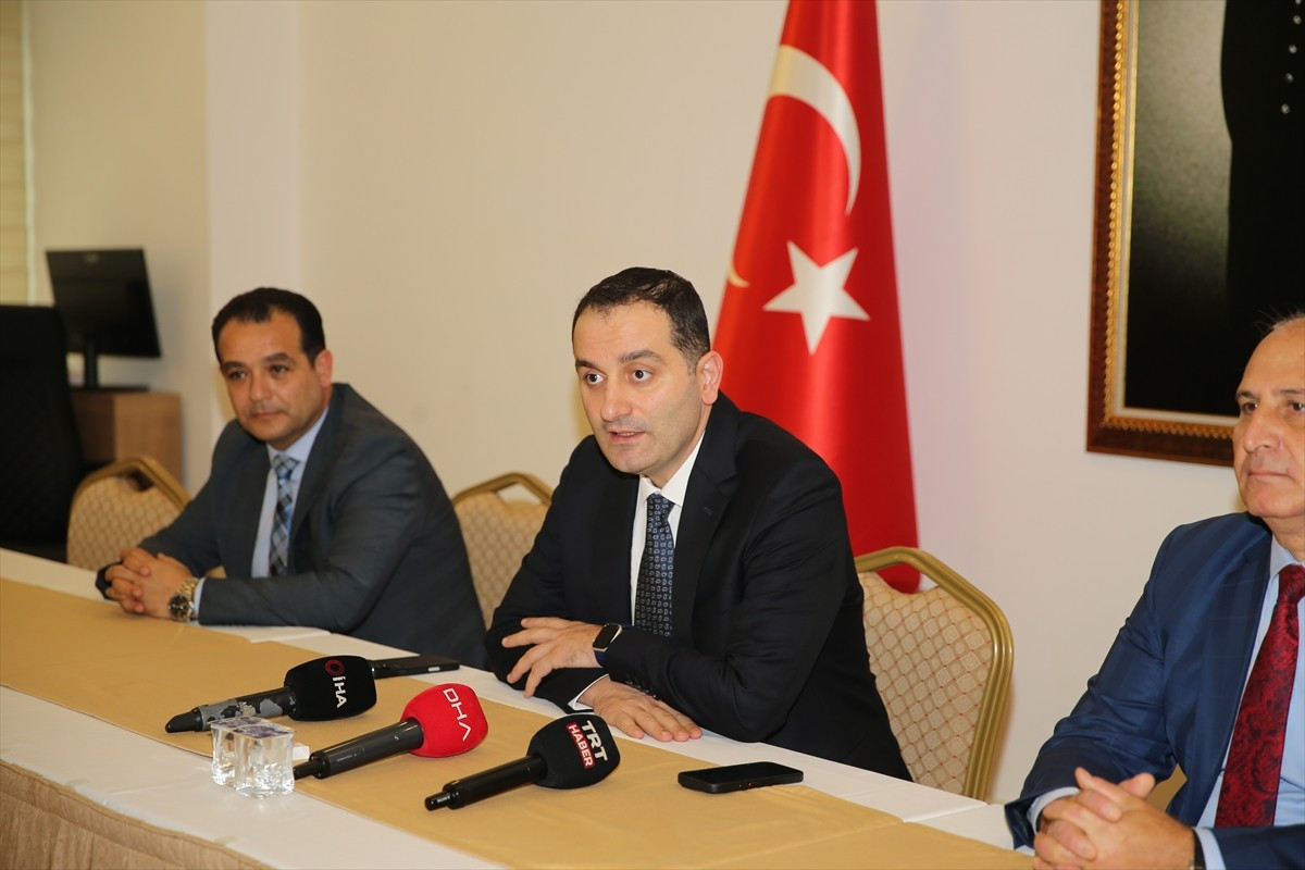 Antalya'da denetimli serbestlik hizmetlerine gönüllü destek veren çeşitli mesleklerden 11 kişiye...