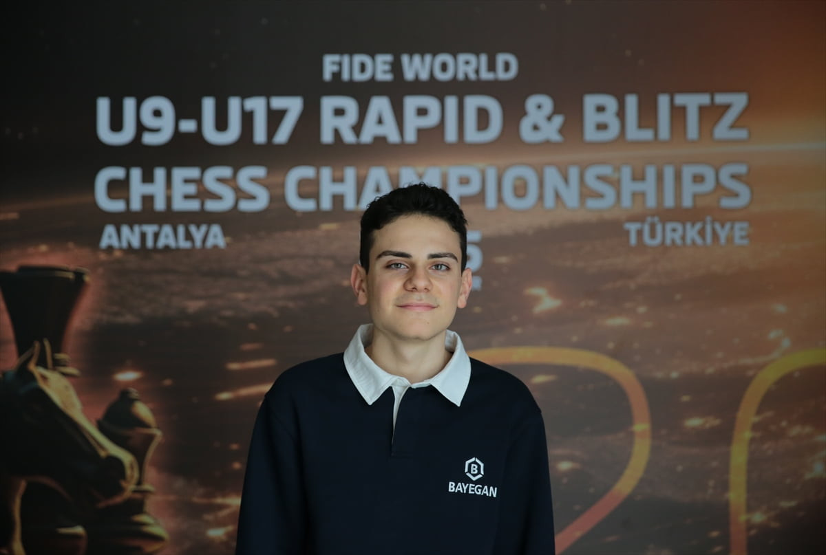Antalya'da düzenlenen Dünya 9-17 Yaş Grupları Hızlı ve Yıldırım Satranç Şampiyonası'nda toplam 9...