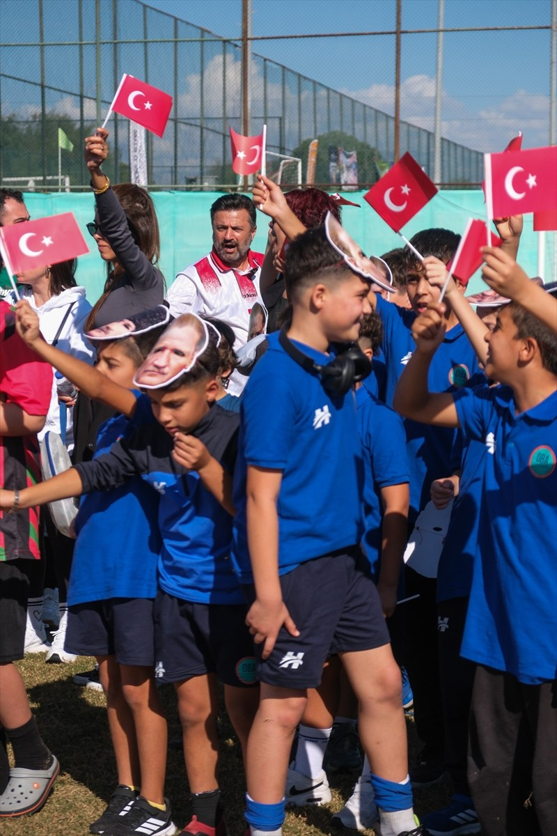 Antalya'da düzenlenen Jetgen Junior Cup Futbol Turnuvasına katılan takımlarda yer alan çocuklar...