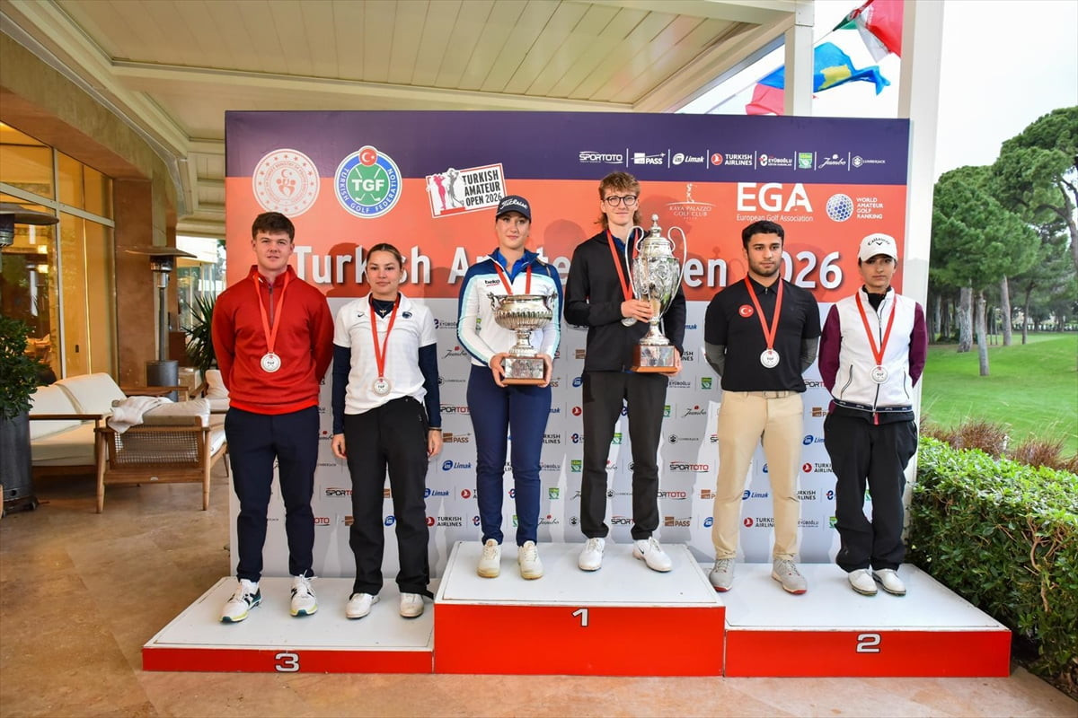Antalya'da düzenlenen Türkiye Kadınlar ve Erkekler Amatör Açık Golf Şampiyonası, ödül töreninin...