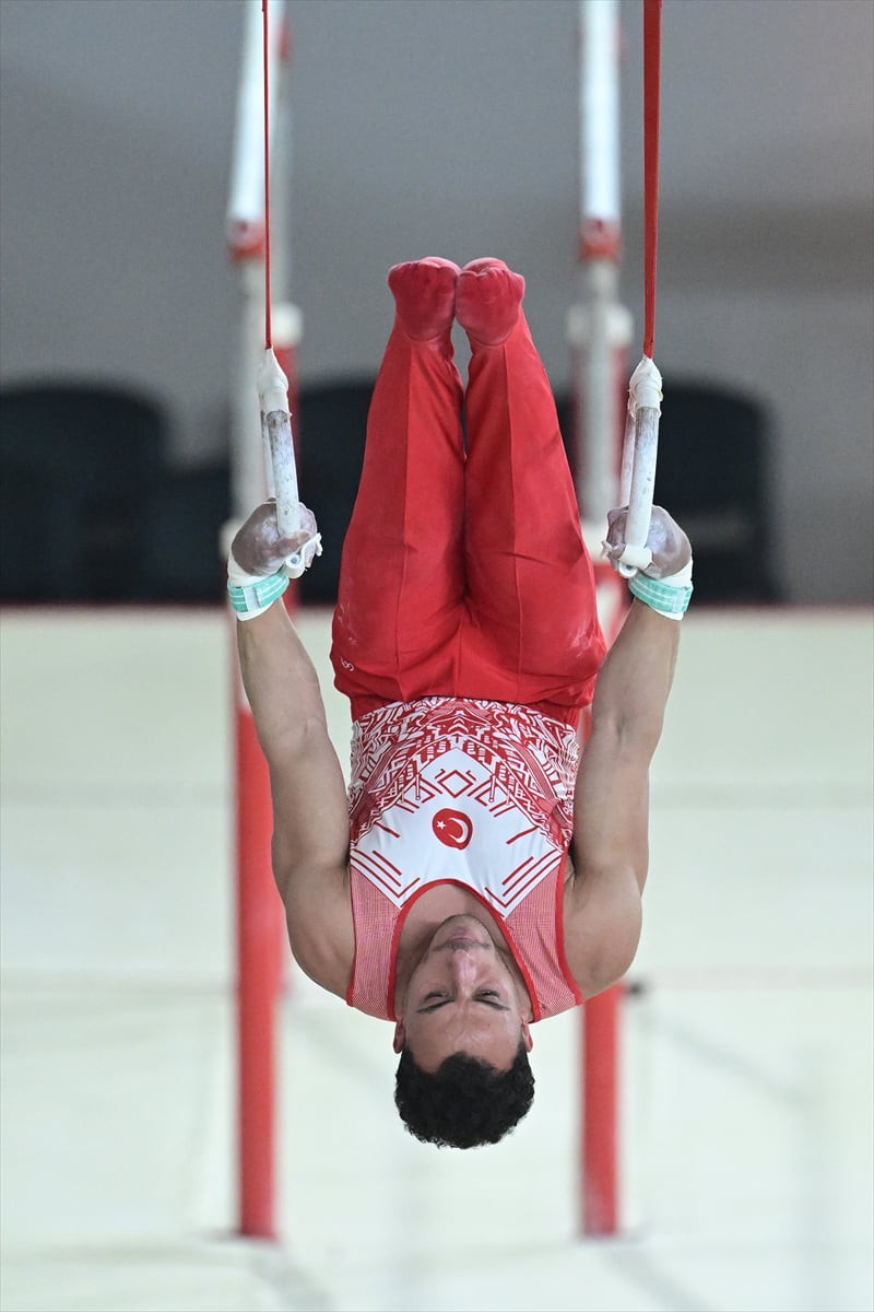 Antalya'da düzenlenen Vestel Artistik Cimnastik Dünya Kupası'nda milli sporcu Adem Asil, halka...