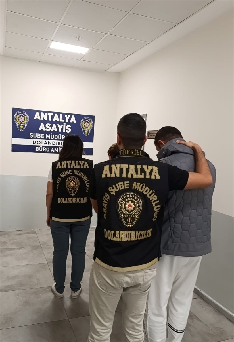Antalya'da engelli bir kişinin evini satıp parayı başka hesaba aktardıkları iddiasıyla gözaltına...