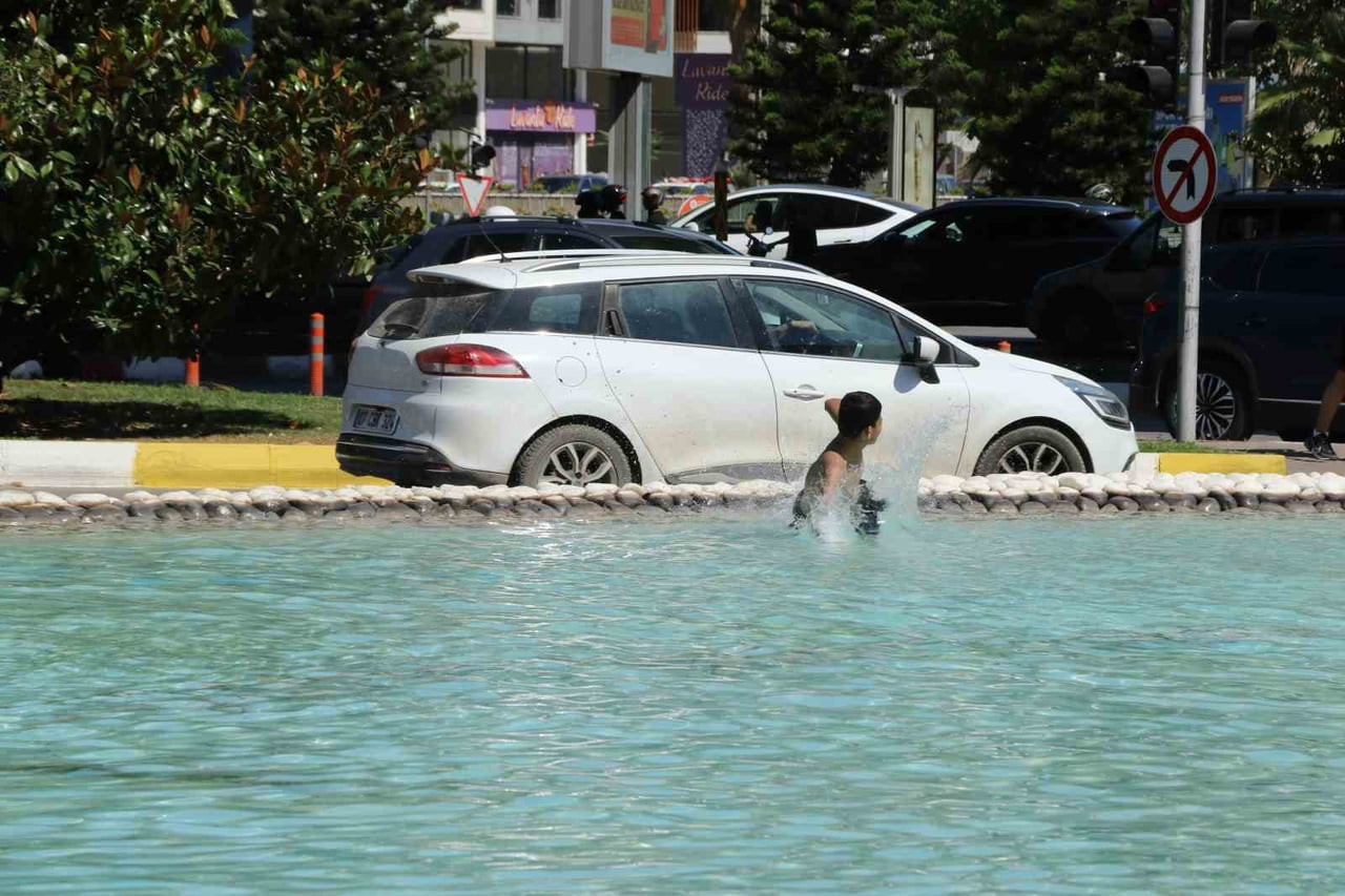 ANTALYA'DA ETKİSİNİ ARTIRAN SICAK HAVA NEDENİYLE BUNALAN ÇOCUKLAR, MURATPAŞA İLÇESİNDEKİ MEVLANA...