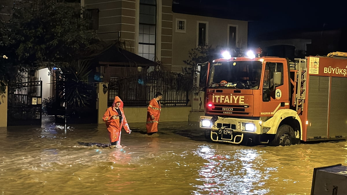 Antalya'da, fırtına ve kuvvetli yağış, hayatı olumsuz etkiledi. Konyaaltı ilçesindeki Sarısu...
