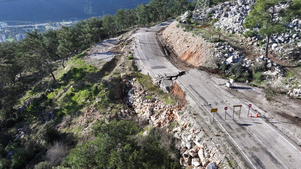 Antalya'da göçük ve heyelan meydana gelen Kumluca-Kemer kara yolunda yapım ve onarım çalışmaları...