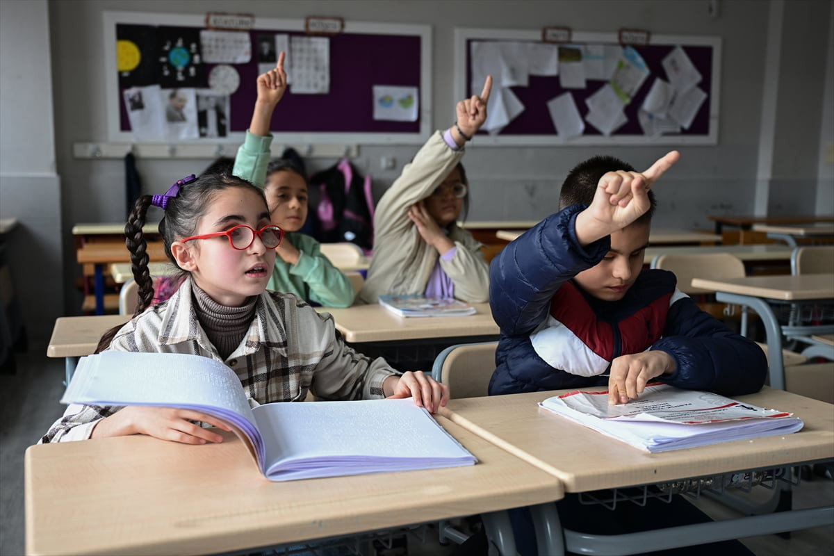Antalya'da görme engelli öğrenciler, kendileri için özel olarak oluşturulan sınıfta hem daha iyi...