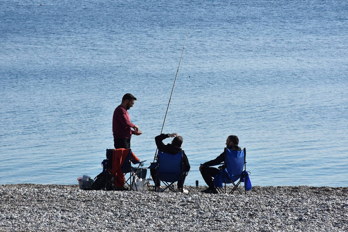 Antalya'da güneşli havayı değerlendirmek isteyen kent sakinleri ve turistler, sahillerde yoğunluk...