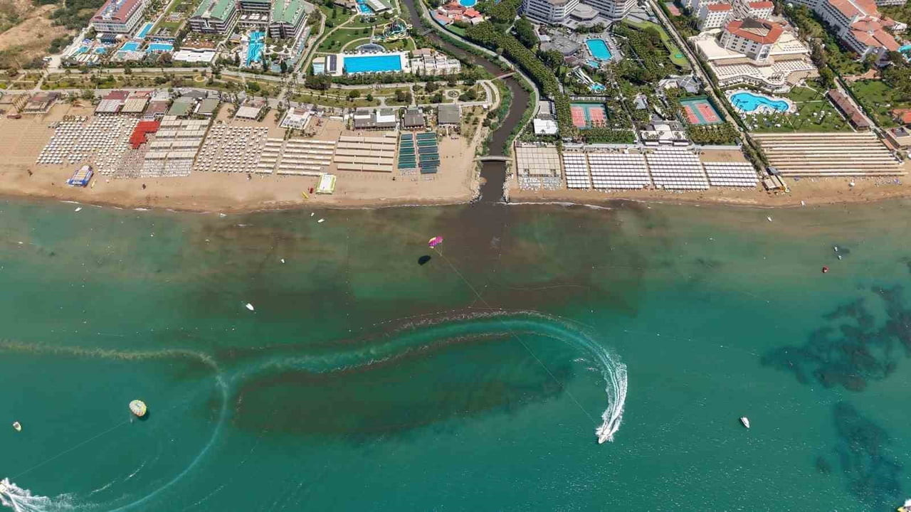 ANTALYA'DA HAYVANSAL ATIKLARININ TAMAMINI DEREYE BOŞALTIP DENİZİ KAHVERENGİYE BÜRÜYEN VE KÖTÜ KOKU...