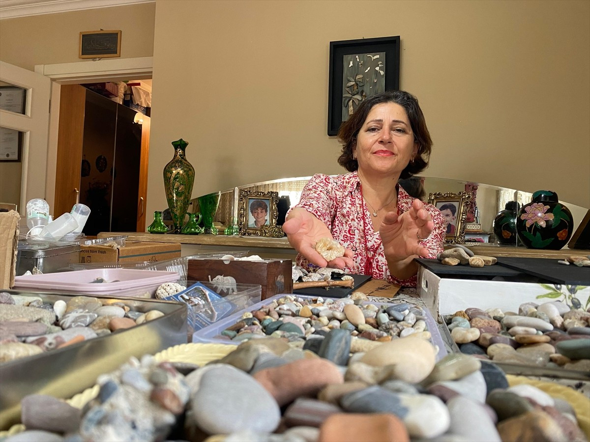 Antalya'da hobisini sanata dönüştüren Sopiha Eyüboğlu Ügümü, çakıl taşlarından 100'den fazla eser...