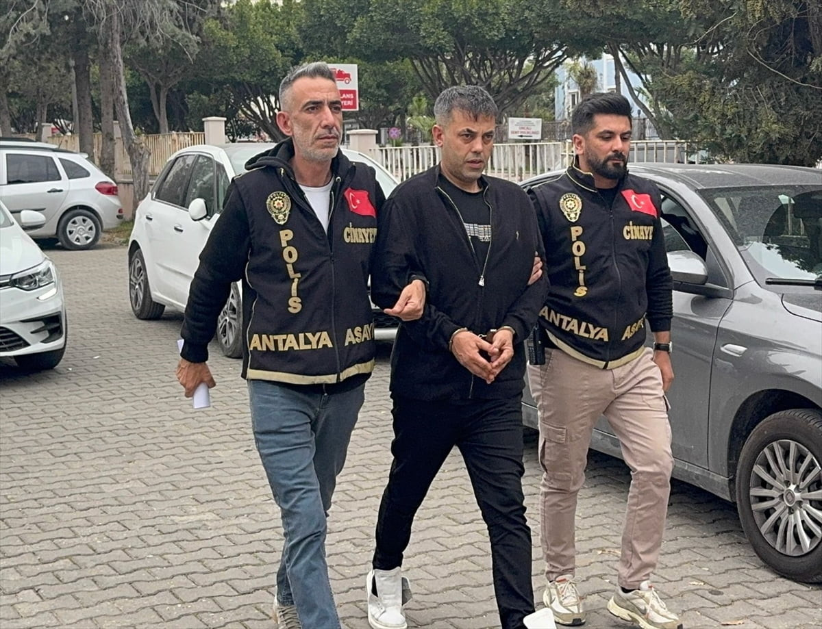 Antalya'da iki esnaf arasında çıkan, 1 kişinin hayatını kaybettiği, 2 kişinin yaralandığı silahlı...