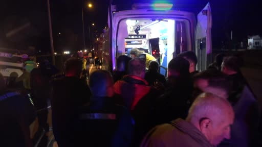 Antalya'da infaz koruma memurlarını taşıyan servis aracı şarampole devrildi: 16 yaralı