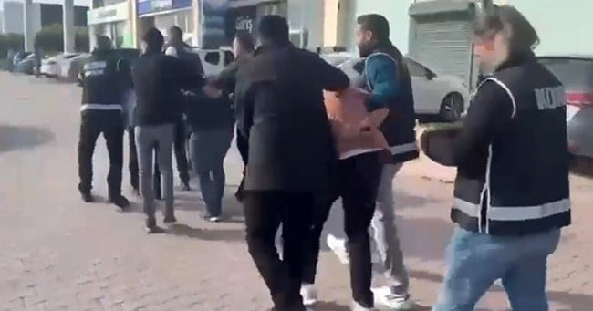 ANTALYA'DA İSKÂNSIZ BİNADA RUHSATI BULUNMAYAN İŞLETMENİN SAHİBİNDEN 2 MİLYON TL ALIRKEN SUÇÜSTÜ...