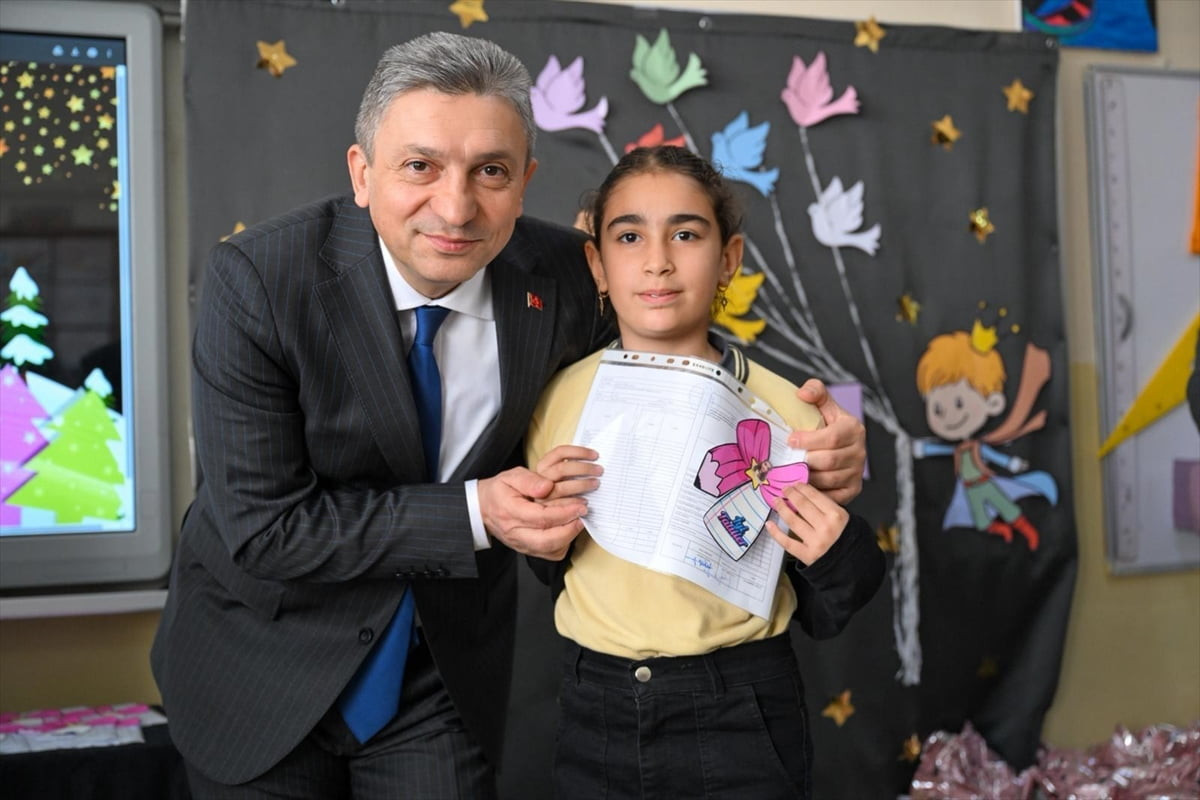 Antalya'da karnelerini alan öğrenciler yarıyıl tatiline başladı. Antalya Valisi Hulusi Şahin...