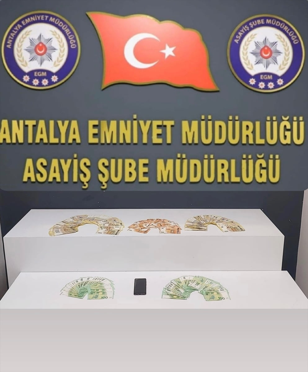Antalya'da kendisini Milli İstihbarat Teşkilatı (MİT) mensubu olarak tanıtarak dolandırıcılık...