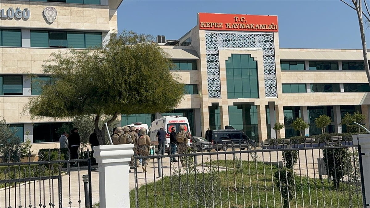 Antalya'da Kepez Hükümet Konağı'nda bulunan İlçe Milli Eğitim Müdürlüğüne gelen bir kişi rastgele...