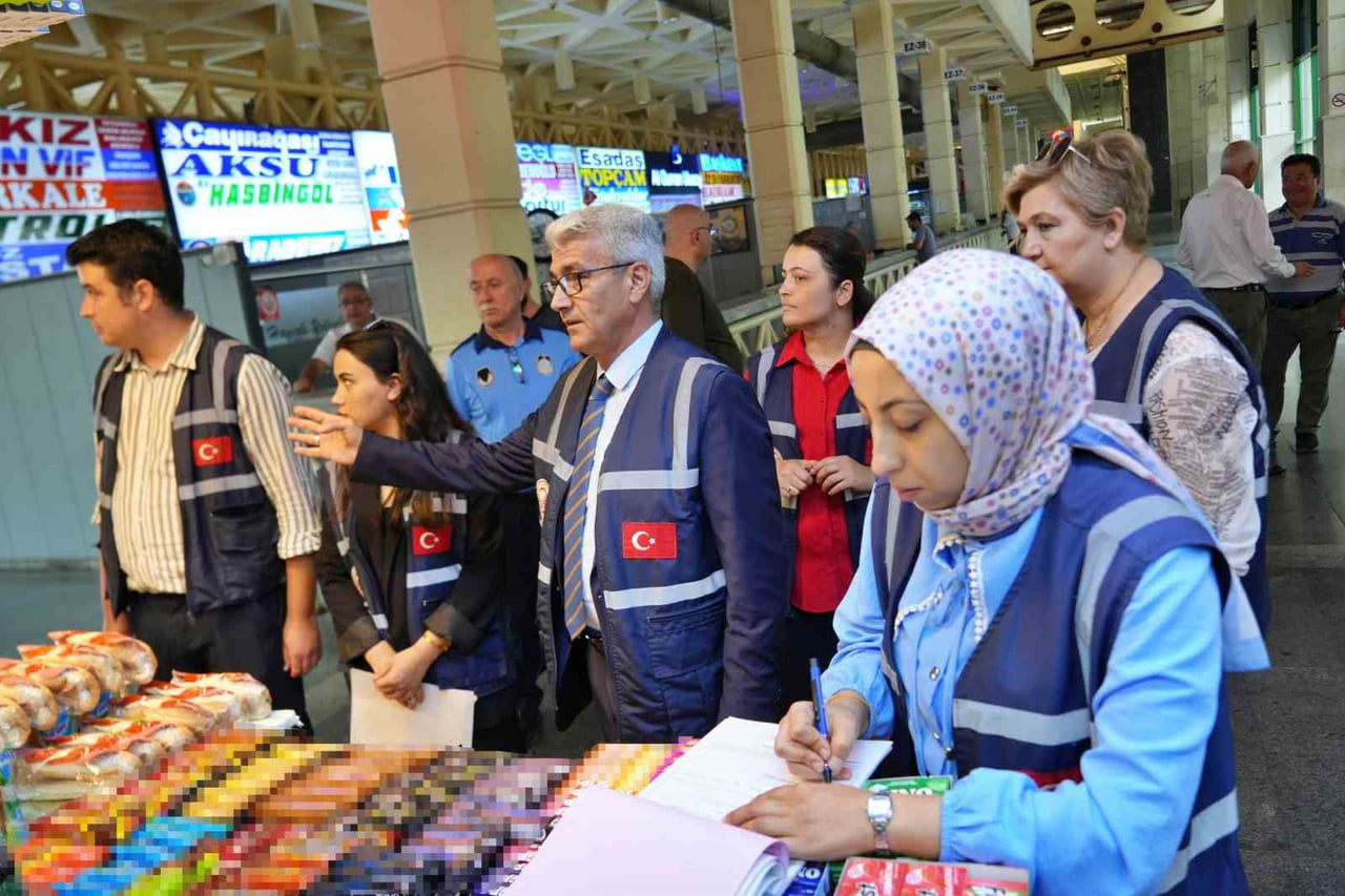 ANTALYA'DA KURBAN BAYRAMI ÖNCESİ YOĞUNLUĞUN YAŞANDIĞI ŞEHİRLERARASI OTOBÜS TERMİNALİNDE TİCARET İL...