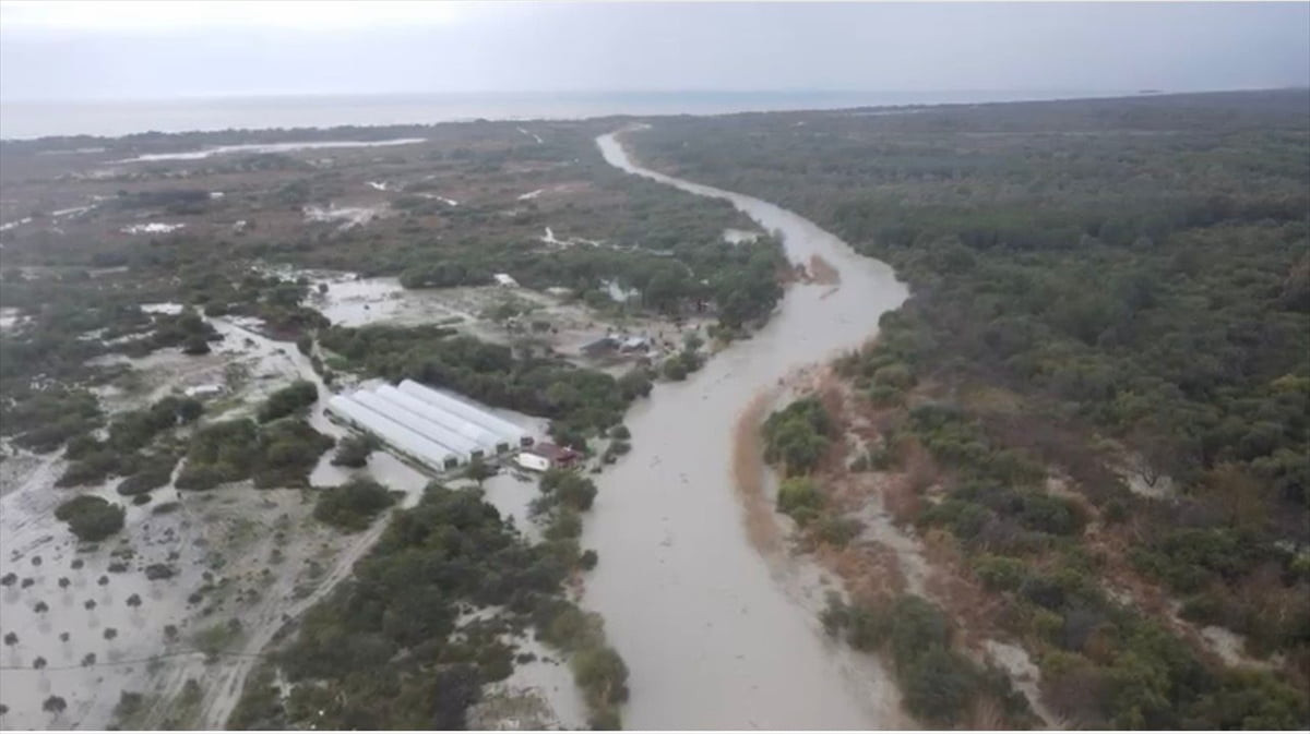 Antalya'da kuvvetli rüzgar ve sağanak hayatı olumsuz etkiledi. Kaş ilçesinin farklı mahallelerinde...