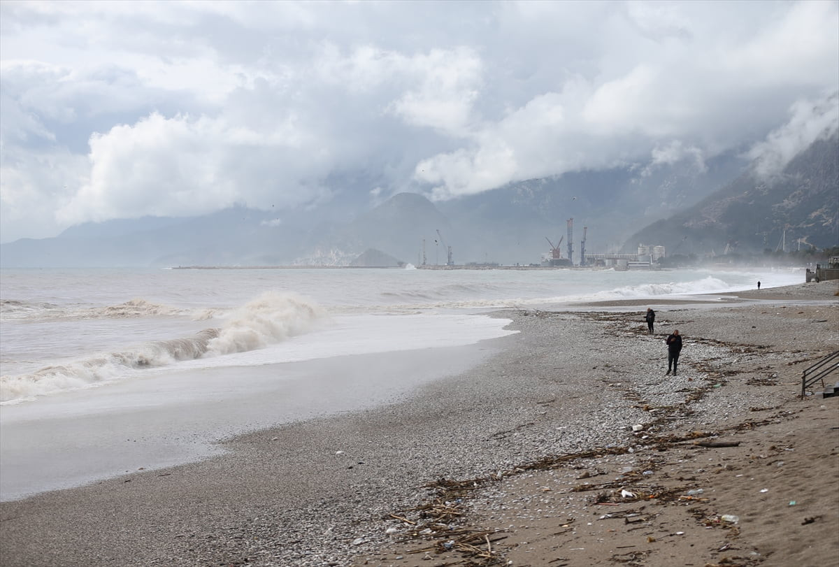 Antalya'da kuvvetli rüzgar ve sağanak hayatı olumsuz etkiledi. Konyaaltı Sahili’nde denizde dev...