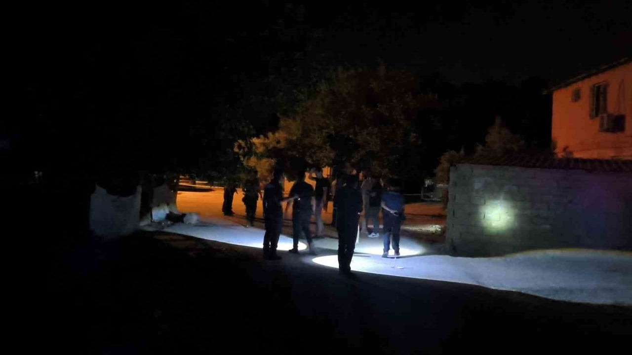 ANTALYA'DA MAHALLEDE UYUŞTURUCU SATMAK İSTEYEN ŞAHISLARLA, BUNA KARŞI ÇIKAN MAHALLE SAKİNLERİ...