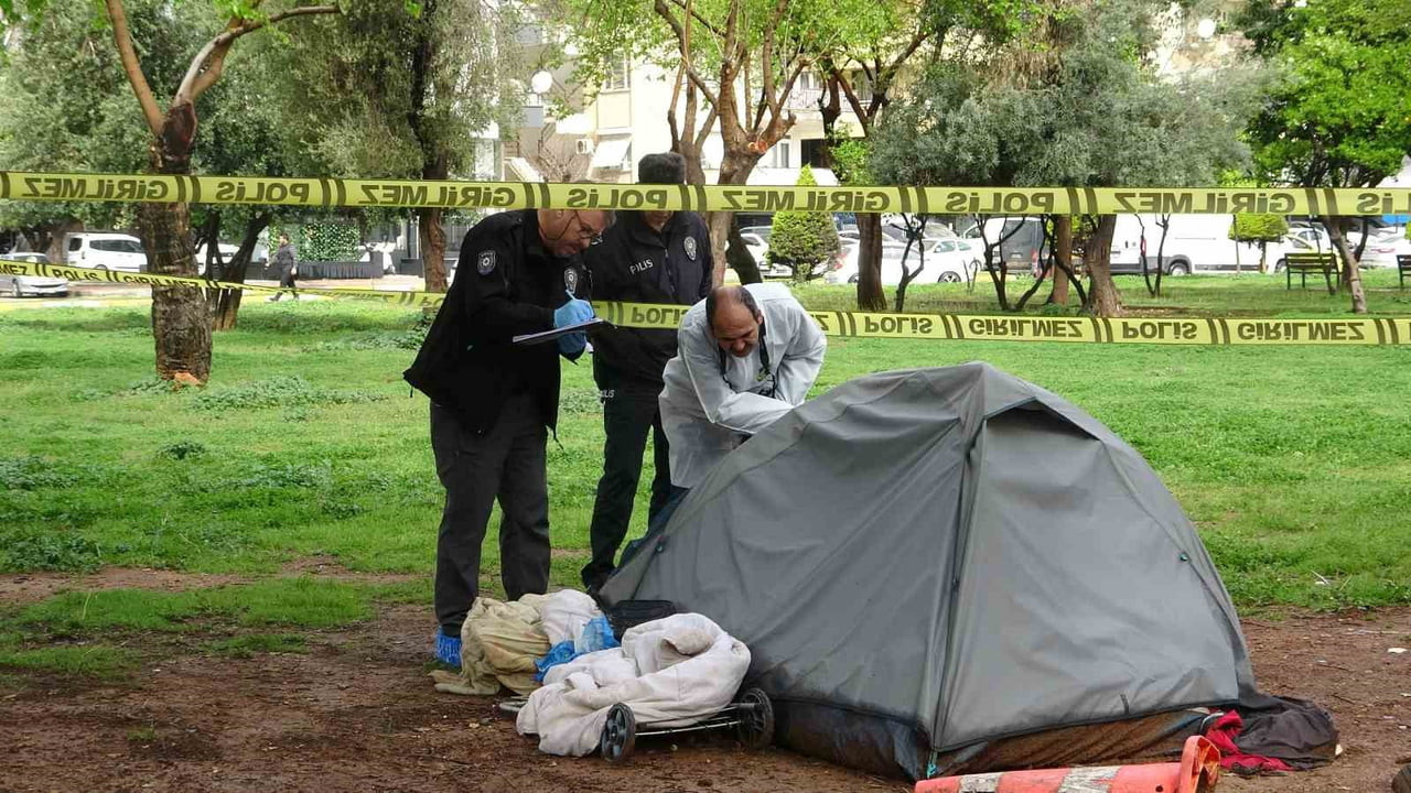ANTALYA'DA PARK İÇERİSİNE KURDUĞU ÇADIRDA YAŞAYAN 52 YAŞINDAKİ ADAM ÖLÜ BULUNDU.