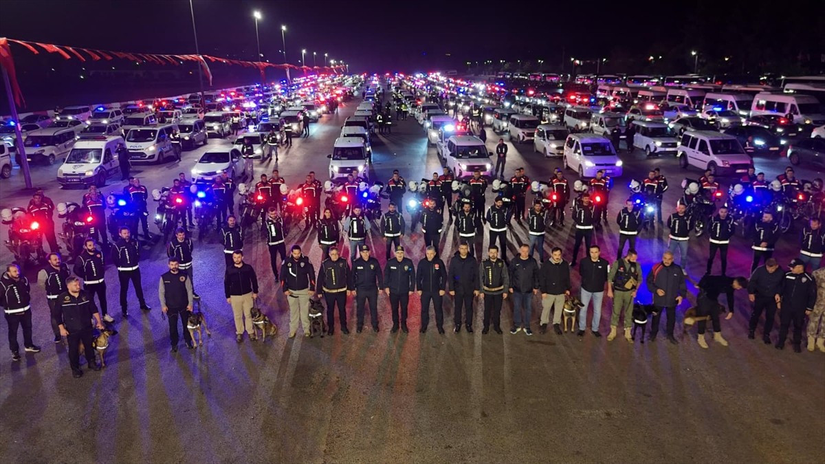 Antalya'da polis ekiplerince "Zeytinköy" olarak bilinen Yeşildere Mahallesi'ne yönelik düzenlenen...