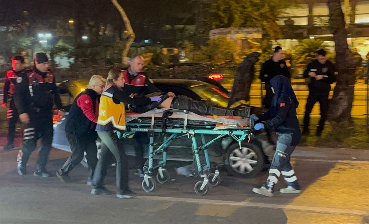 Antalya'da polislerin "dur" ihtarına uymayıp kaçan sürücü 4 araca çarptıktan sonra yaralı olarak...