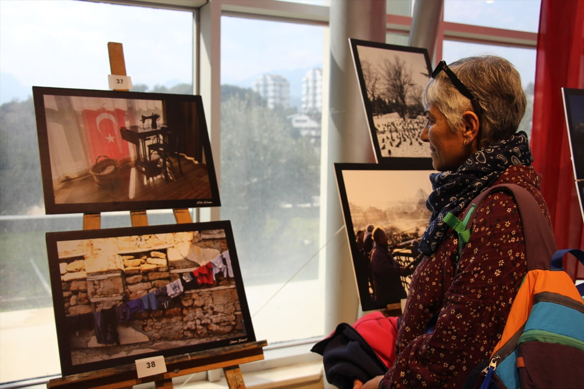 Antalya'da "8 Mart Dünya Kadınlar Günü" dolayısıyla "Kadın Gözünden Zamanın İzleri" fotoğraf...