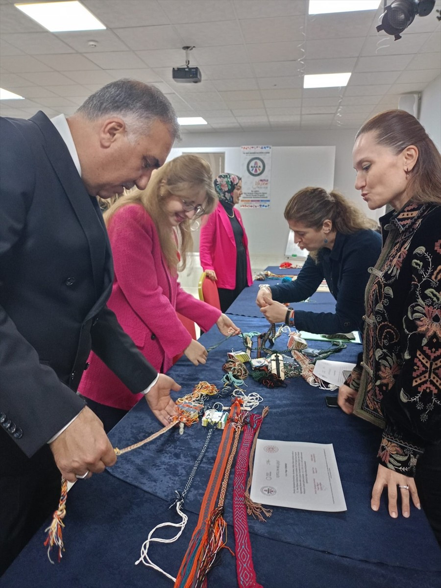 Antalya'da "Çarpana Tasarımları ile Kültürel Hafıza Yeni Ürünlerle Buluşuyor Projesi" kapsamında...