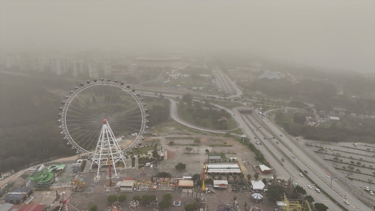 Antalya'da sabah saatlerinden itibaren etkili olan toz taşınımı hayatı olumsuz etkiledi. Toz...