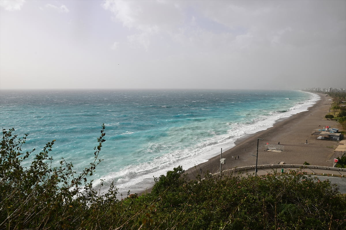 Antalya'da sabah saatlerinden itibaren kuvvetli rüzgar ve fırtına etkili oluyor. Kuvvetli rüzgar...