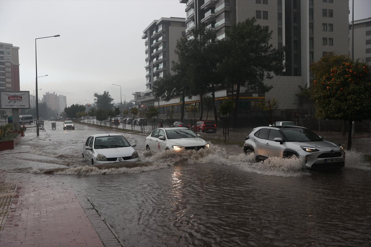 Antalya'da sağanak nedeniyle sokak, cadde ve bulvarlarda su birikintileri oluştu.